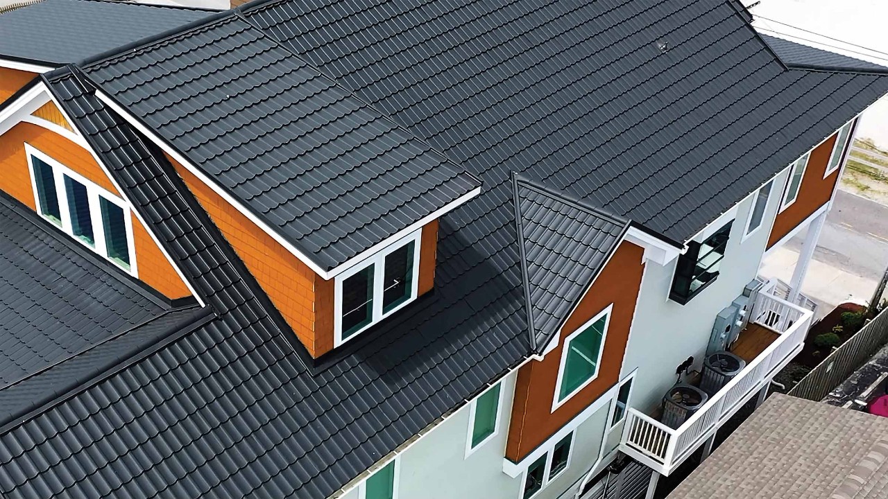 Vicwest Coastal Wave metal roofing on an Ontario home