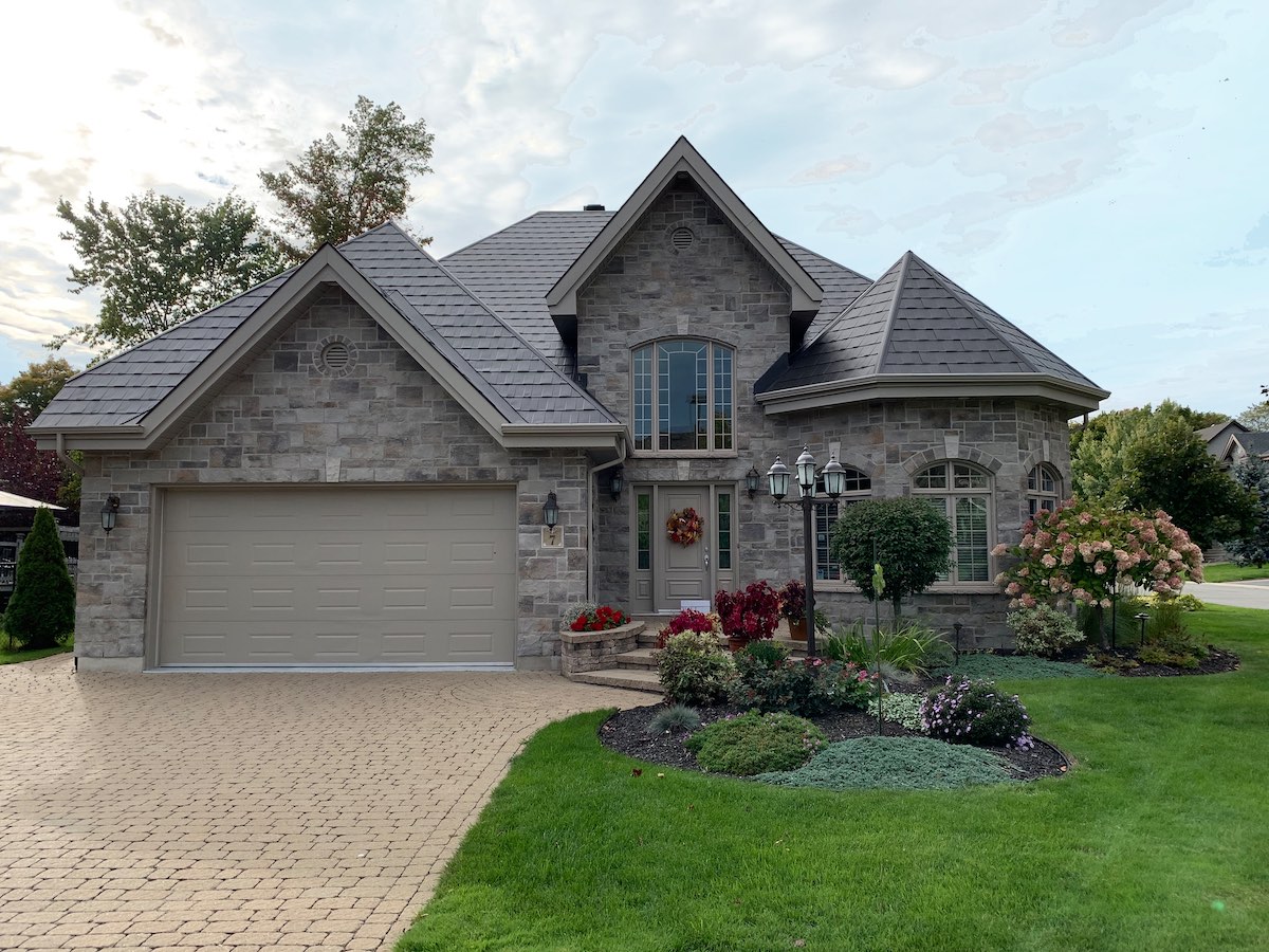 Home finished with Wakefield Bridge steel shingles in Espresso
